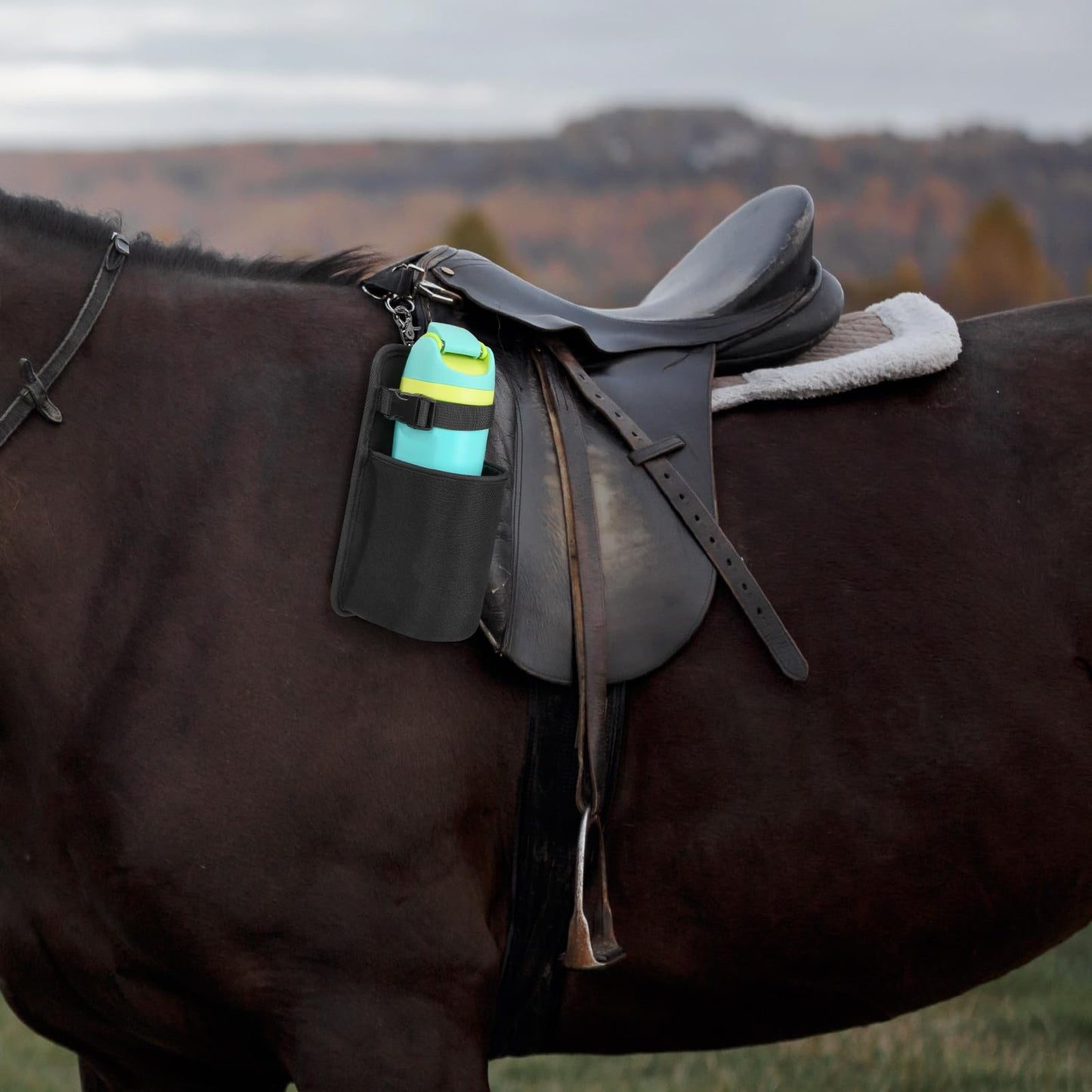 Xxerciz Water Bottle Holder for Horse Saddle, Nylon Water Bottle Carrier Bag with Metal Clip and Handle Strap for English Western Saddles