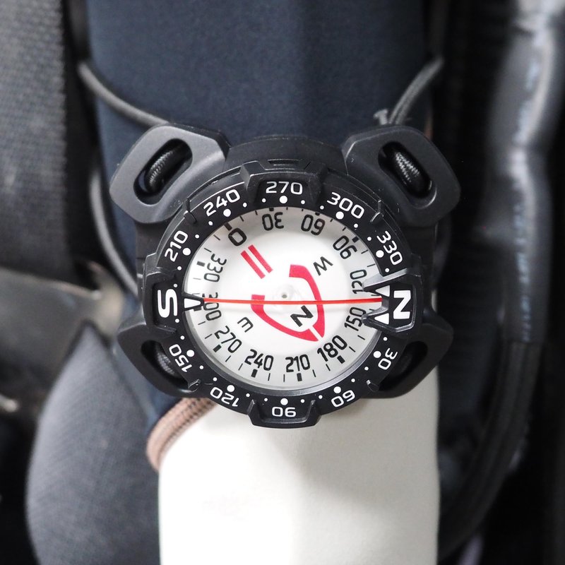 SAEKODIVE Bungee Mount Compass - Glow in the Dark, Waterproof Dive Compass - Scuba Compass, Diving Compass, Kayak Compass