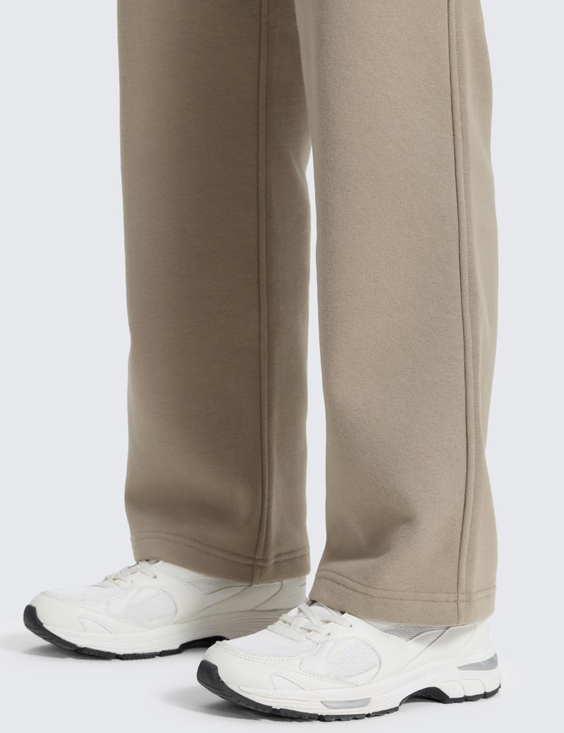 CRZ YOGA Cotton Fleece Lined Sweatpants Women 30" - Straight Leg Casual Lounge Pants with Pockets Winter Warm Oak Small