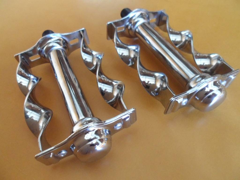 Chrome Bicycle Pedals for Cruiser Bikes 20-26 Inch Lowrider & Old School Styles