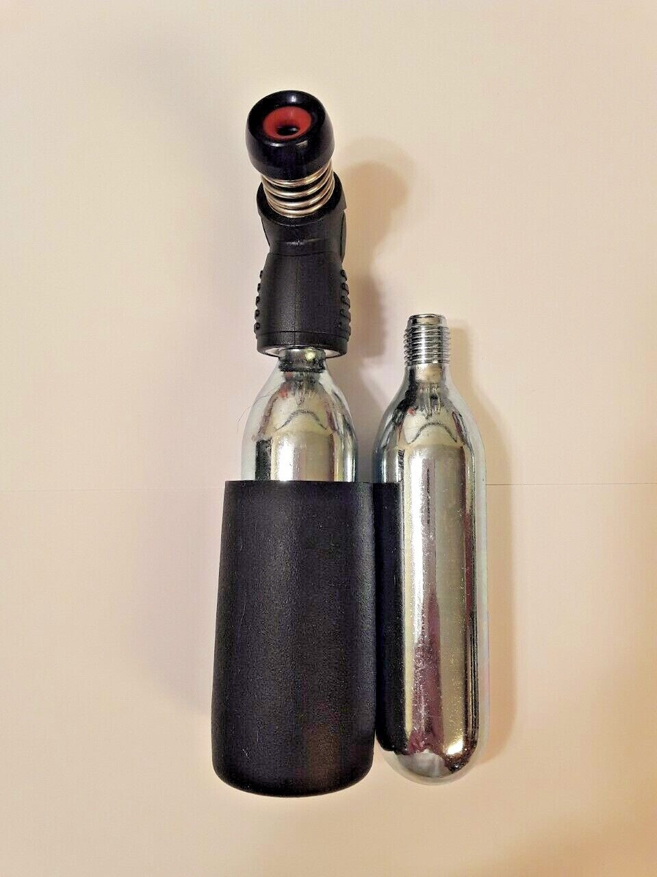 CO2 Inflator Mini Chuck Pump Bike Tire with 2 16g CO2 Cartridges Kit