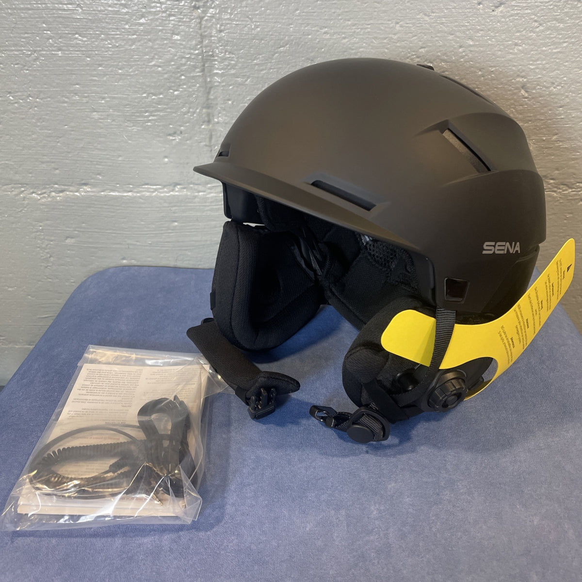 Bluetooth Snow Helmet with Built-in Speakers and Microphone - Size L