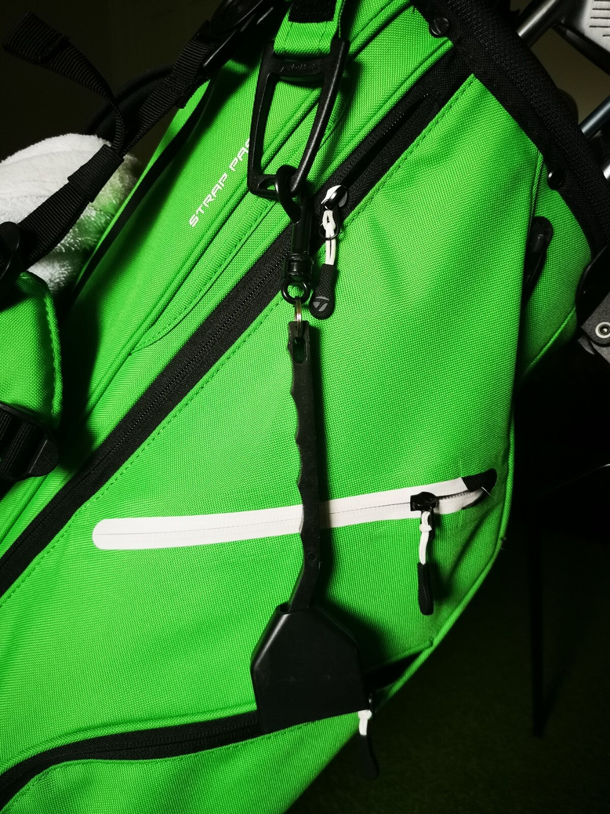 Golf Club Dual Side Brush with Retractable Cover - Clean Irons & Woods