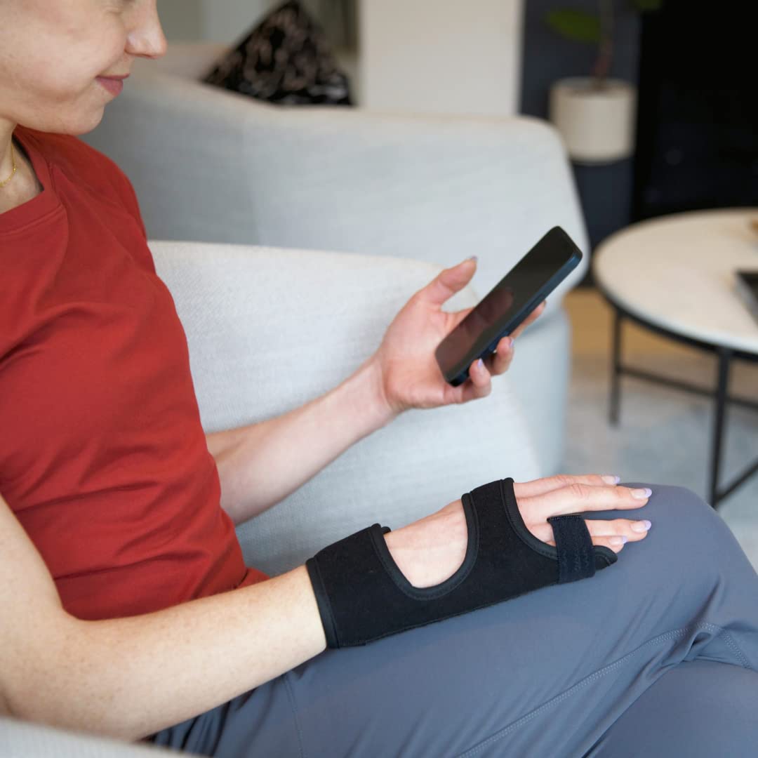 BraceAbility Ulnar Gutter Splint - Hand Support Brace for Metacarpal and Boxer's Fracture Treatment, Broken or Jammed Pinky and Ring Trigger Finger Pain Relief, Right or Left Immobilizer Cast (M)