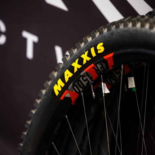 MAXXIS Minion DHF - 3C MaxxGrip - 27.5, 29 - DH, EXO, DD, EXO+ - E50 Rating, Tubeless | Gold Standard of Gravity Focused Tread, Size 27.5x2.50WT - 3CG, EXO, E25