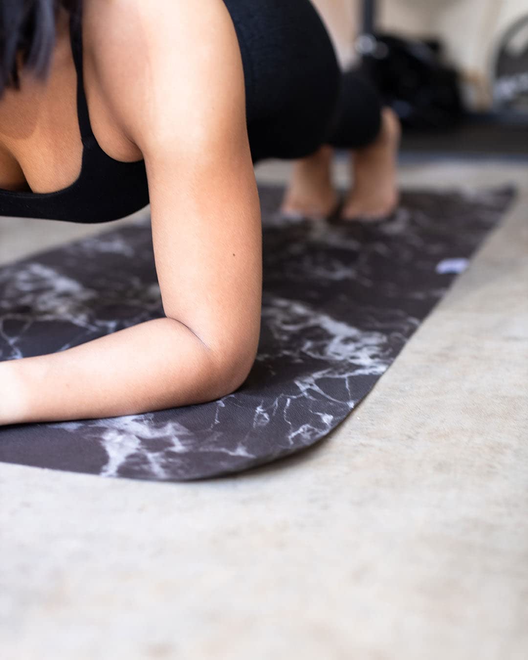 LEUS Yoga ECO Towel – Non-Slip Quick-Drying Recycled Microfiber Towel for Hot Yoga, Pilates, & Fitness – Black Marble – 68" x 24"