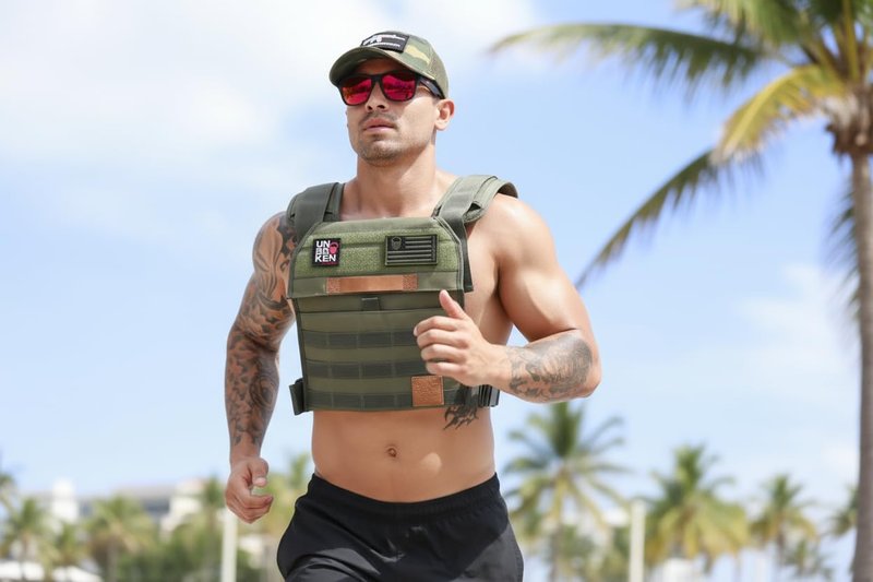 Unbrokenshop.com Adjustable Weighted Vest, WOD Cross Fitness, Weight Plates Carrier for Strength and Endurance Training and Running. For Men or for Women, 2 Patches Included [Black]