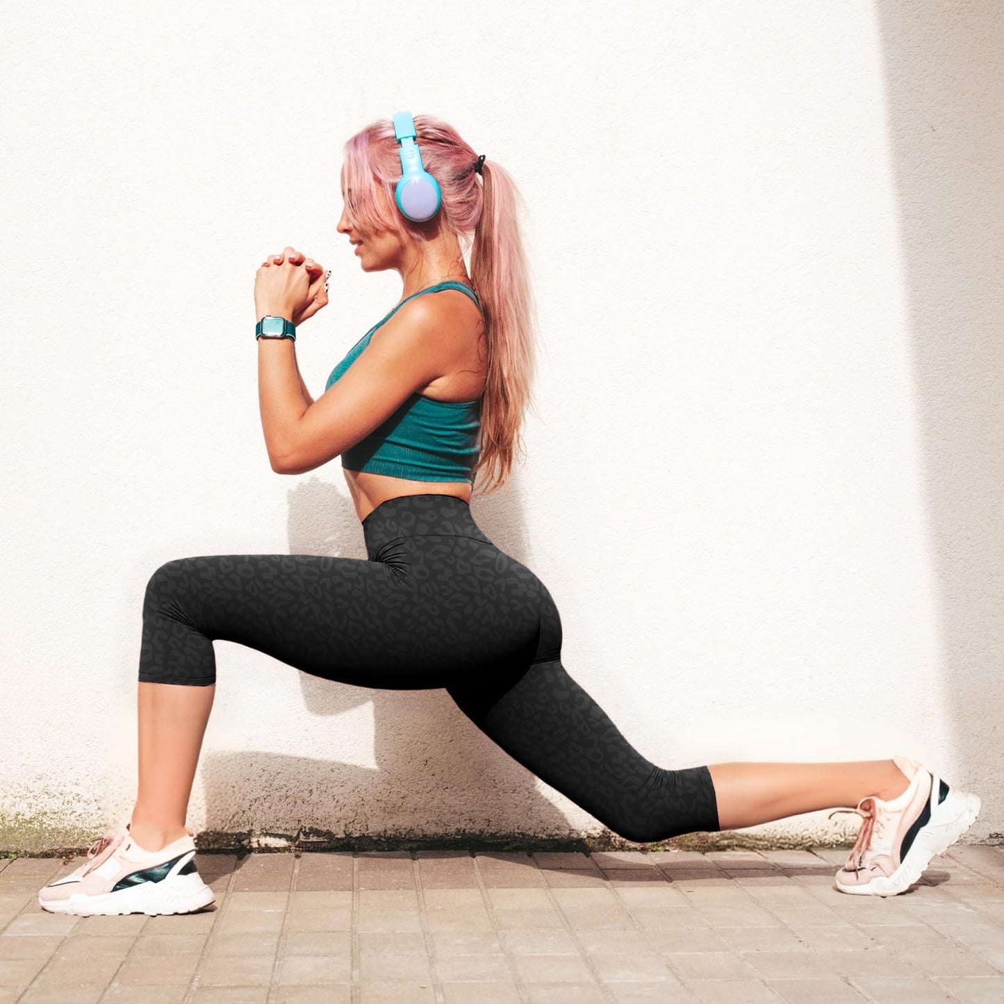 TNNZEET Capri Leggings for Women - Tummy Control Black Leggings with Pockets High Waisted Yoga Pants Workout Cycling Leggings