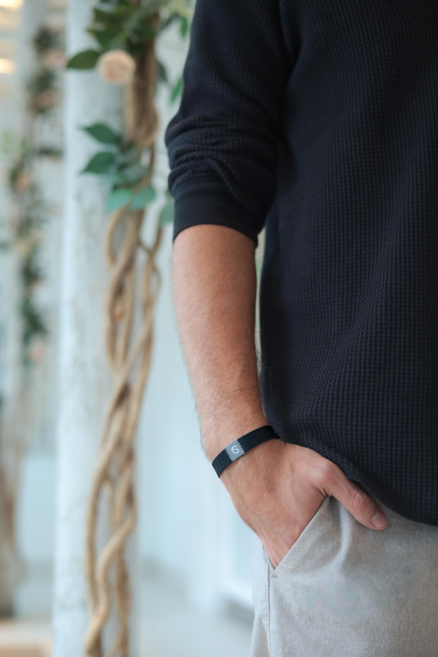 Single Connections Wristband – GO FOR IT | Lifetime Membership Included | Unisex Elastic Bracelet for Men & Women | Wear Anywhere | (Black & White, Small)