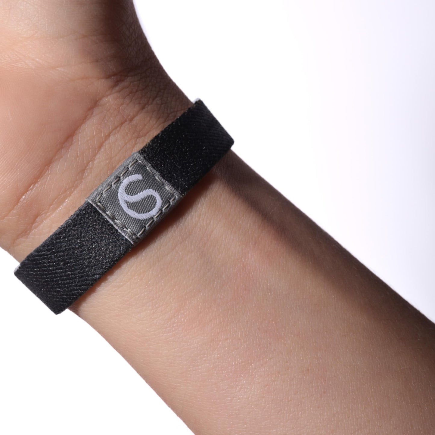 Single Connections Wristband – GO FOR IT | Lifetime Membership Included | Unisex Elastic Bracelet for Men & Women | Wear Anywhere | (Black & White, Small)