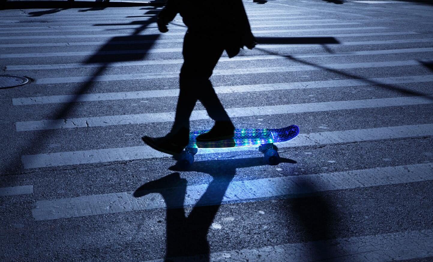 HUAXIAO 22 Inch Skateboard- with Led Light Up Wheels for Beginners,Complete Mini Cruiser Retro Skateboard for Kid,Smooth Riding,Durable Polypropylene with Pu Wheels