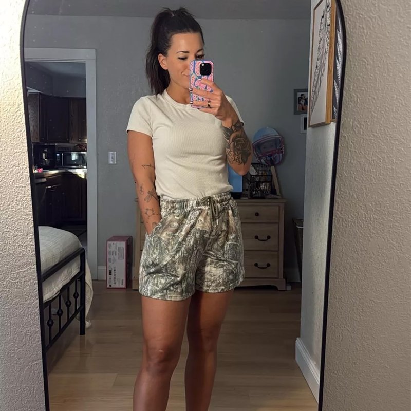 JoinQueen Camo Sweat Shorts for Women Drawstring Elastic Waist Maple Leaf Print Lounge Athletic Shorts with Pockets(5,M)