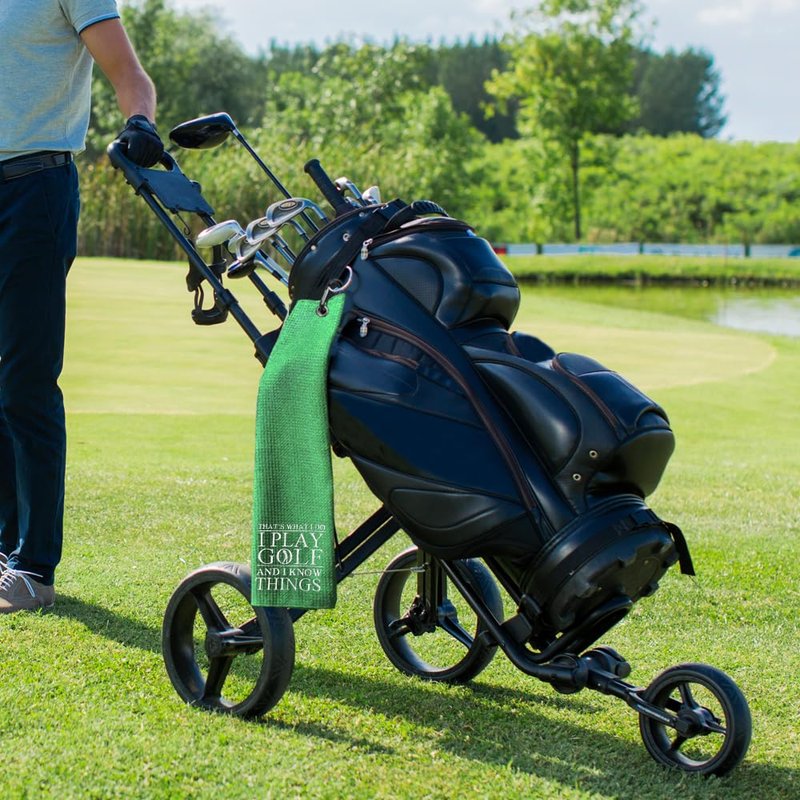 WUUCKOO That's What I Do I Play Golf and I Know Things Embroidered Green Golf Towel, Funny Golf Towel for Golf Bag with Clip, Thanksgiving Birthday Retirement Gift for Grandpa Dad Golfer Golf Lover