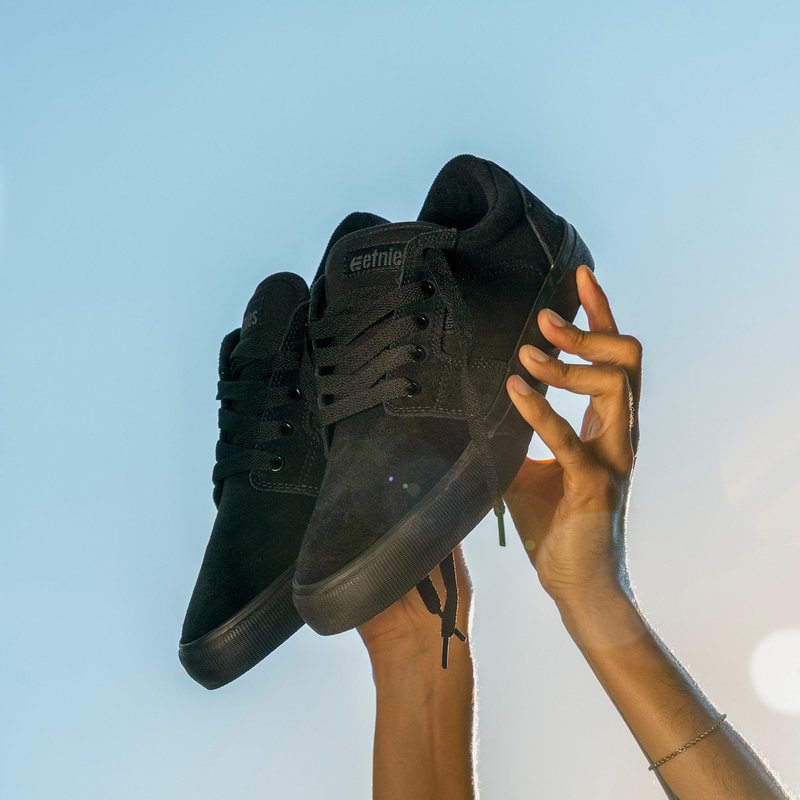 Etnies Barge LS – Classic Skate Look, Slim Vulcanized Silhoutte, Hefty Armored Collar, Reinforced Vulc - Black/Black/Black - 7