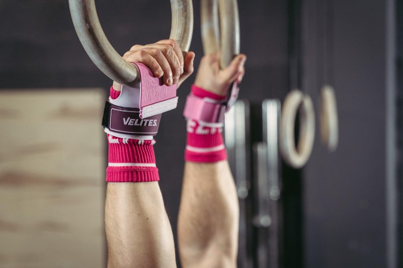Velites - Official Games Quad Pro Grips - Size M Color Pink - with Chalk - Wristbands and Carry Bag Included - Pull-ups, Muscle-ups, and Toes-to-bar