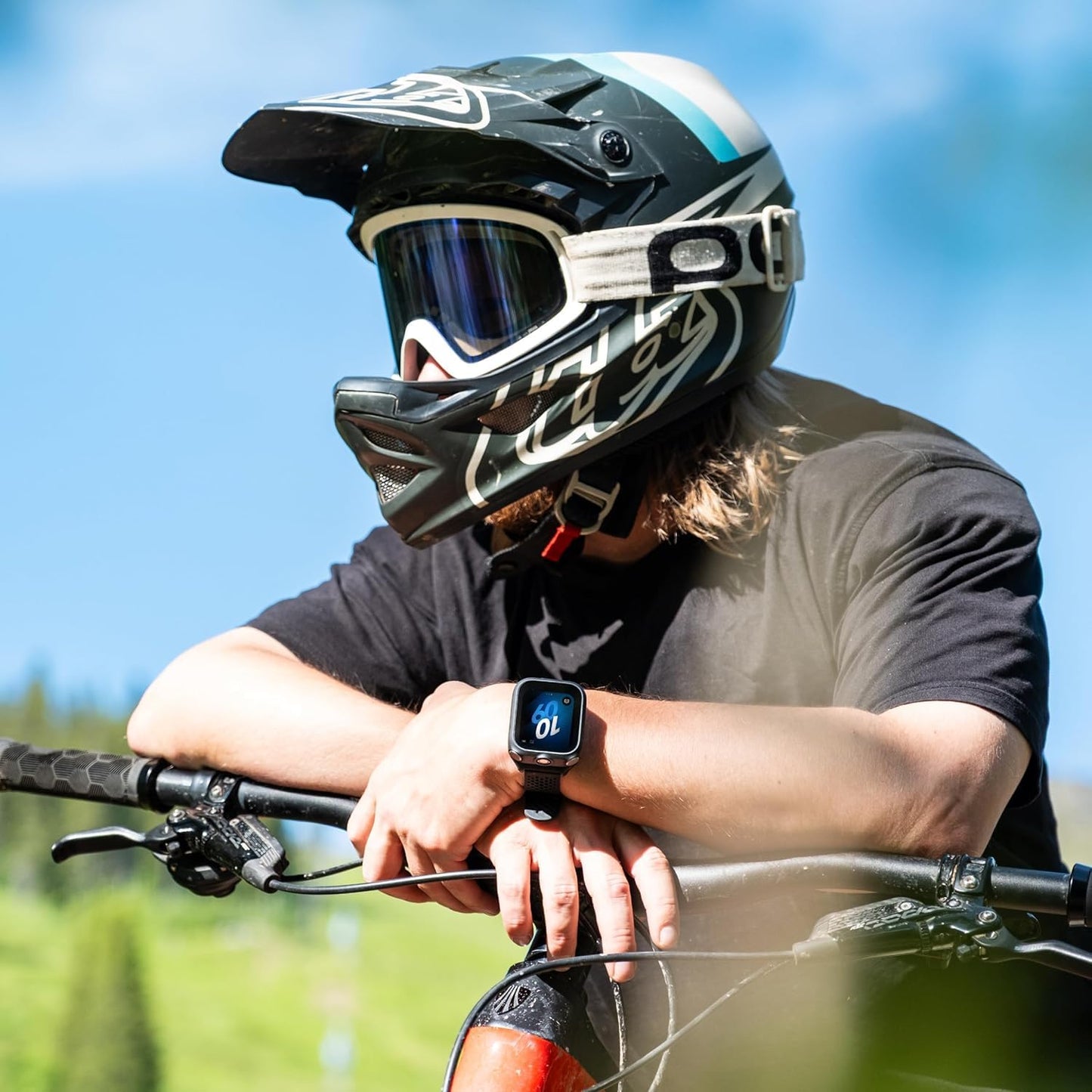Insta360 GPS Preview Remote with Built-in Mic, All-in-one Remote Compatible with Insta360 Ace Pro 2 and X5 for Live Image Preview, Remote Control, Audio Recording, and Real-time Data