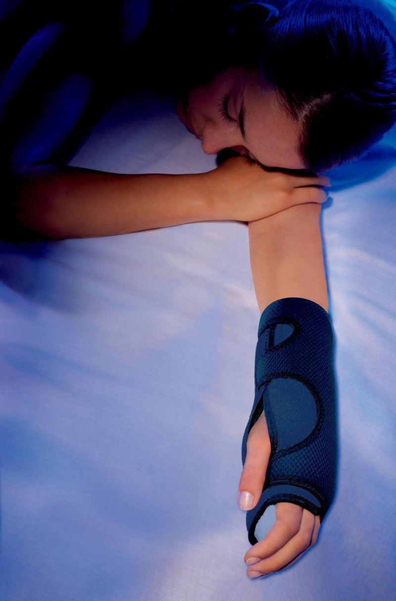 Futuro Night Wrist Sleep Support Brace, Adjustable Nighttime Splint for Carpal Tunnel Relief, Cushioned Beads and Removable Stabilizer, Fits Left or Right Hand (2-Pack)