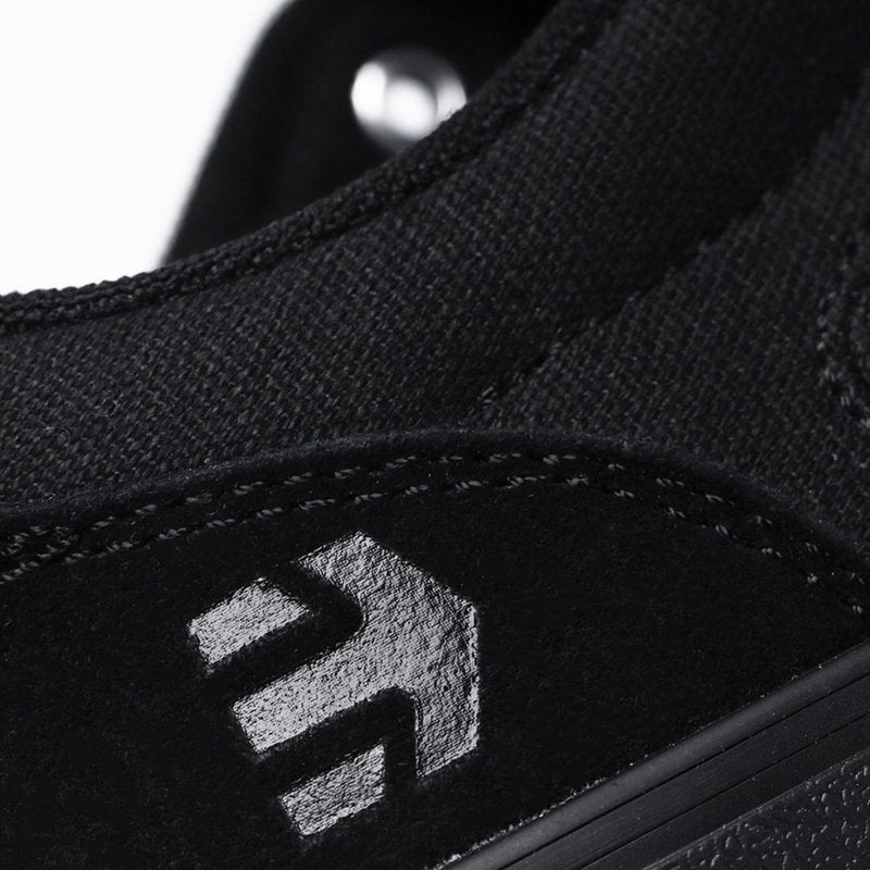 Etnies Barge LS – Classic Skate Look, Slim Vulcanized Silhoutte, Hefty Armored Collar, Reinforced Vulc - Black/Black/Black - 7