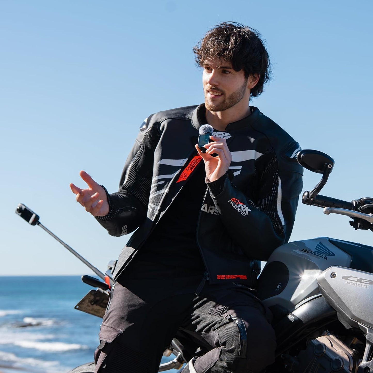 Insta360 GPS Preview Remote with Built-in Mic, All-in-one Remote Compatible with Insta360 Ace Pro 2 and X5 for Live Image Preview, Remote Control, Audio Recording, and Real-time Data
