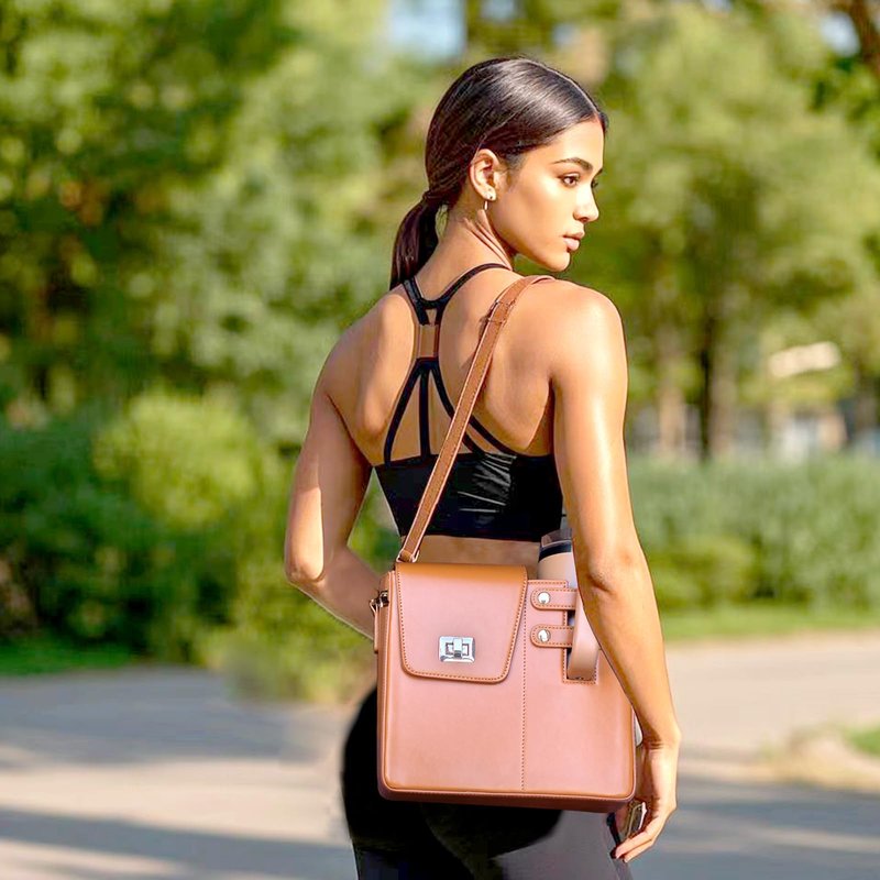 YFYIC Outdoor Portable Crossbody Water Cup Storage Bag, Leather Water Bottle Holder with Adjustable Shoulder Strap, Pink Water Bottle Carrier Bag with Storage Pocket for Women (Brown)