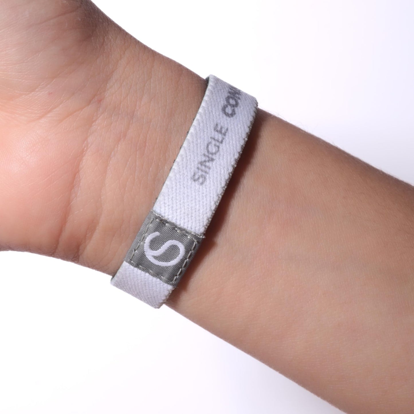 Single Connections Wristband – GO FOR IT | Lifetime Membership Included | Unisex Elastic Bracelet for Men & Women | Wear Anywhere | (Black & White, Small)
