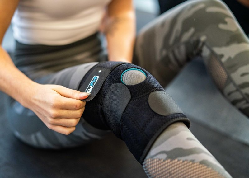 MONTAVI EzyFit Knee Brace - Adjustable Support for Arthritis, ACL Meniscus Tear & Knee Pain Relief or Injury Recovery - Plus Dual Side Stabilizers for Men & Women - Large Size - 14" - 17"