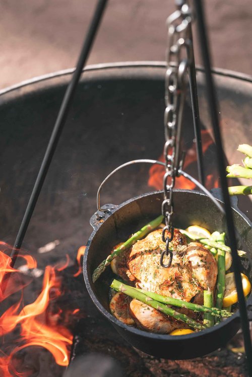 Stansport's Cast Iron Dutch Oven with Lid (16033) - Large 8 Quart Capacity, Durable Cast Iron Construction, Perfect for Outdoor Cooking, Home Kitchen and Camping Trips, Flat Bottom Design