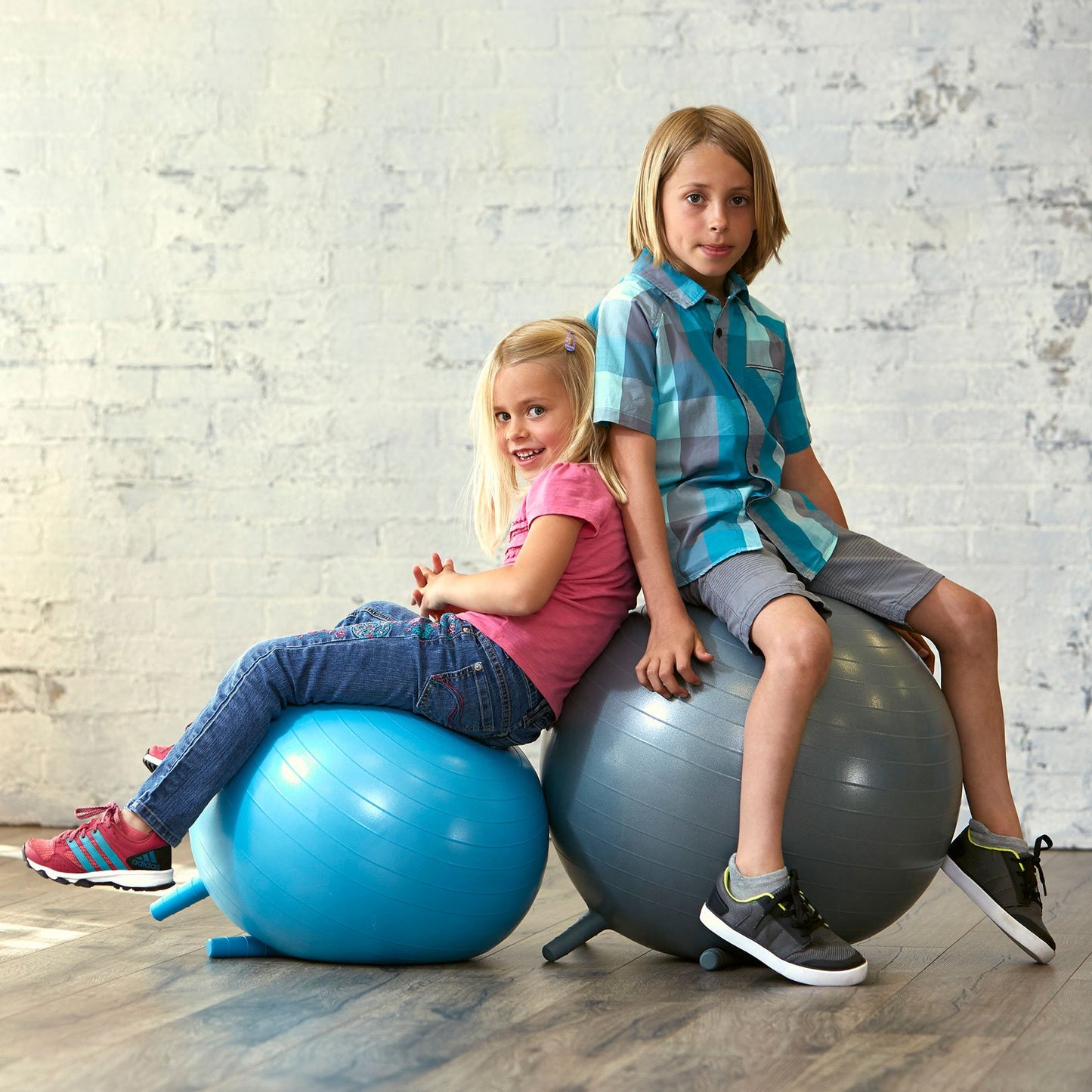 Gaiam Kids Stay-N-Play Children's Balance Ball - Flexible School Chair Active Classroom Desk Alternative Seating | Built-In Stay-Put Soft Stability Legs, Includes Air Pump, 45cm, Blue