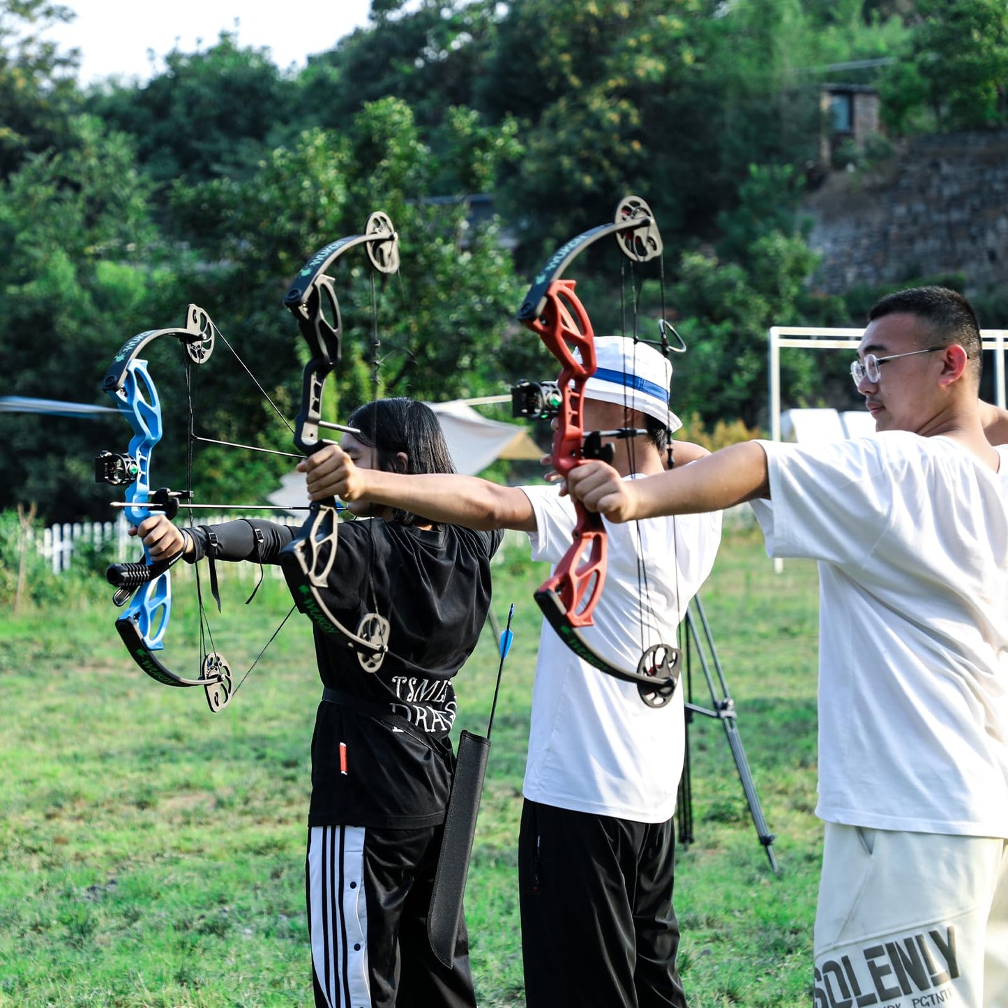 LWANO Compound Bow Set for Youth & Kids,Beginners Bow and Arrow Set,Right Handed,Draw Length 18"-27",10-30Lbs Draw Weight,260fps (Black, Basic Set, Right Hand)