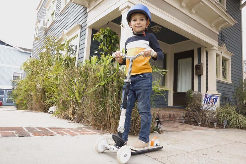 Yvolution Y Glider Classic 3-Wheel Kick Scooter for Kids – Lean-to-Steer, Adjustable Handlebar, Foldable Design – Ages 3-8, Max Weight 110lbs, Black