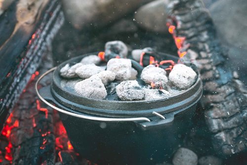 Stansport's Cast Iron Dutch Oven with Lid (16033) - Large 8 Quart Capacity, Durable Cast Iron Construction, Perfect for Outdoor Cooking, Home Kitchen and Camping Trips, Flat Bottom Design