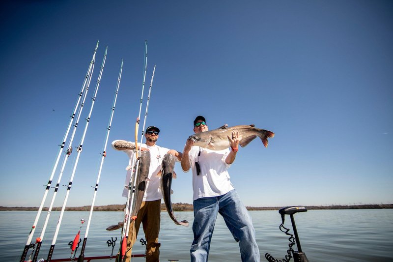 Shakespeare Ugly Stik 7’ Catfish Spinning Rod, Two Piece Catfish Rod, 15-30lb Line Rating, Medium Heavy Rod Power, Moderate Fast Action, 1/2-3 oz. Lure Rating