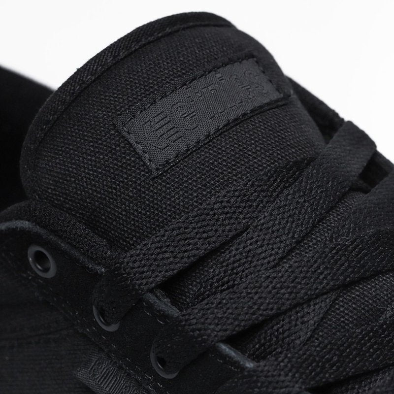 Etnies Barge LS – Classic Skate Look, Slim Vulcanized Silhoutte, Hefty Armored Collar, Reinforced Vulc - Black/Black/Black - 9.5