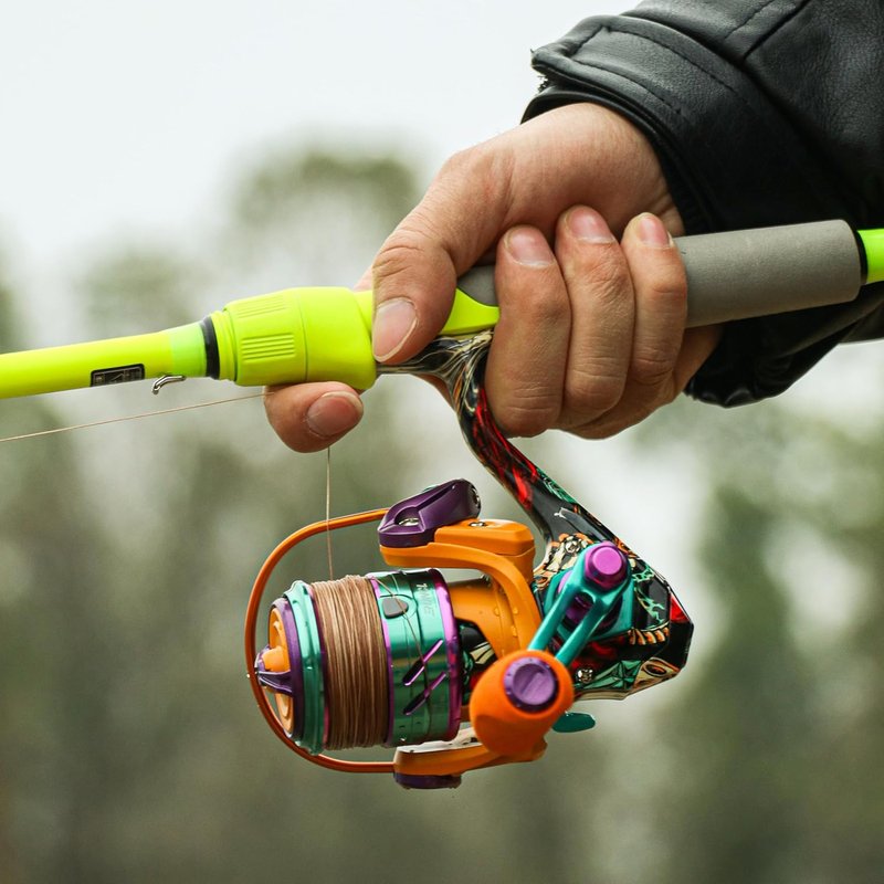 RUNCL Spinning Reel - 5.2:1 Gear Ratio, 22.05 LB Max Drag | Lightweight, Interchangeable Left/Right Hand, Freshwater & Saltwater Options
