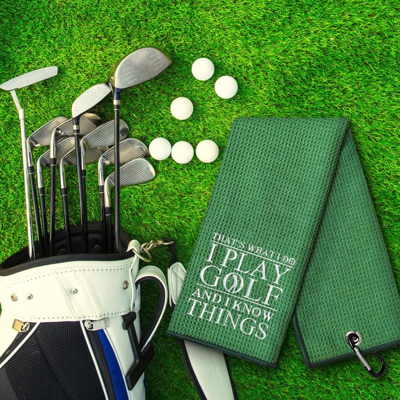 WUUCKOO That's What I Do I Play Golf and I Know Things Embroidered Green Golf Towel, Funny Golf Towel for Golf Bag with Clip, Thanksgiving Birthday Retirement Gift for Grandpa Dad Golfer Golf Lover