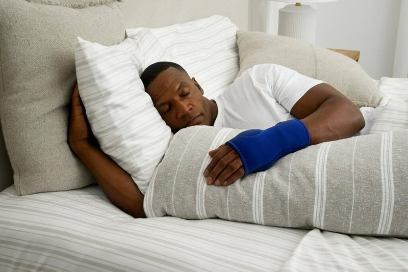 Futuro Night Wrist Sleep Support Brace, Adjustable Nighttime Splint for Carpal Tunnel Relief, Cushioned Beads and Removable Stabilizer, Fits Left or Right Hand (2-Pack)