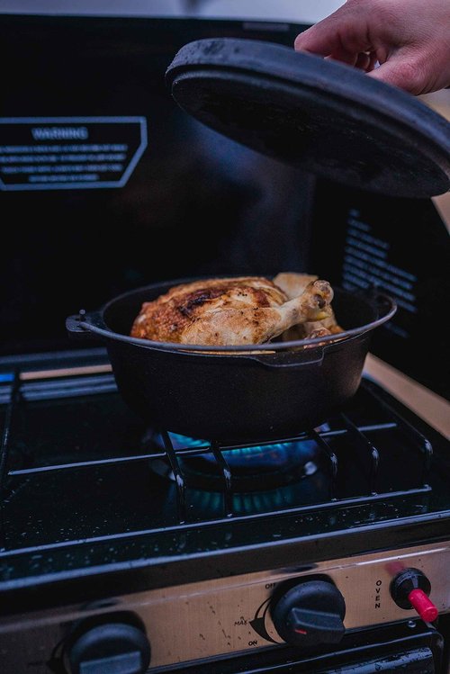 Stansport's Cast Iron Dutch Oven with Lid (16033) - Large 8 Quart Capacity, Durable Cast Iron Construction, Perfect for Outdoor Cooking, Home Kitchen and Camping Trips, Flat Bottom Design