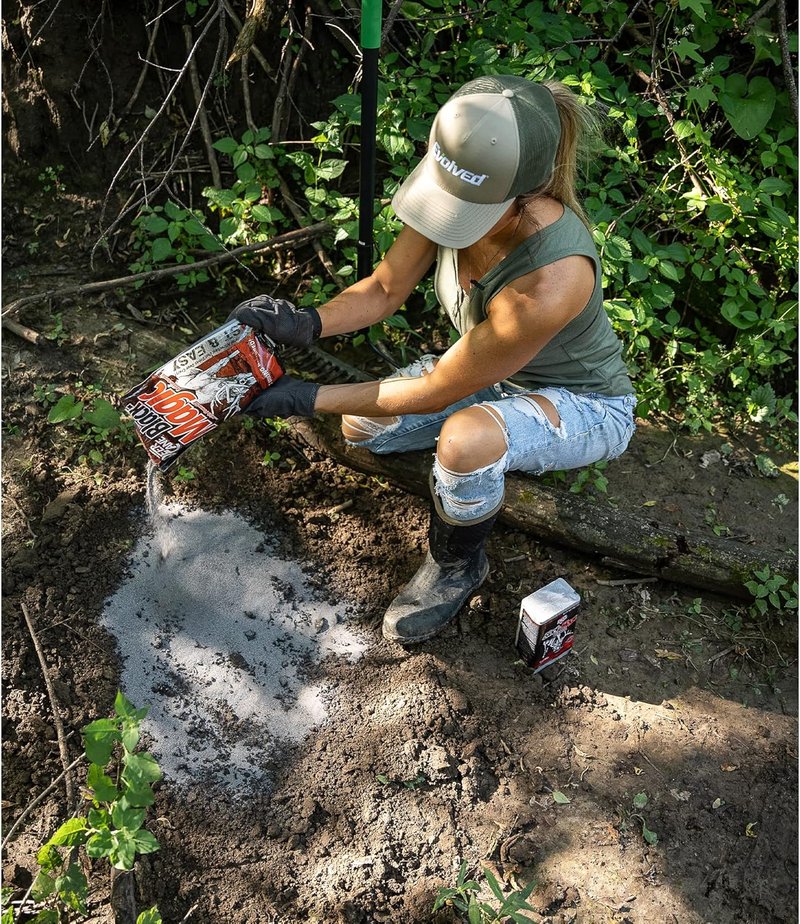 Deer Cane Black Magic Mineral Attractant - All-Year-Round Hunting Powder with Natural Molasses Flavor | Easy to Use