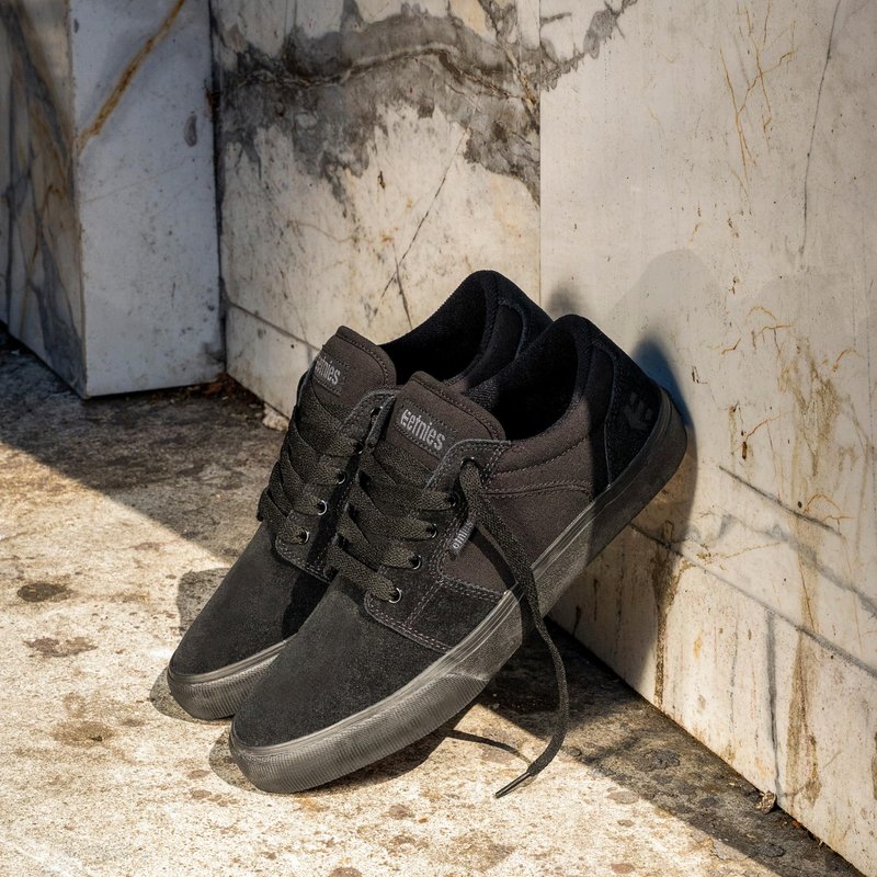 Etnies Barge LS – Classic Skate Look, Slim Vulcanized Silhoutte, Hefty Armored Collar, Reinforced Vulc - Black/Black/Black - 7