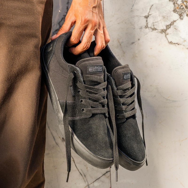 Etnies Barge LS – Classic Skate Look, Slim Vulcanized Silhoutte, Hefty Armored Collar, Reinforced Vulc - Black/Black/Black - 7