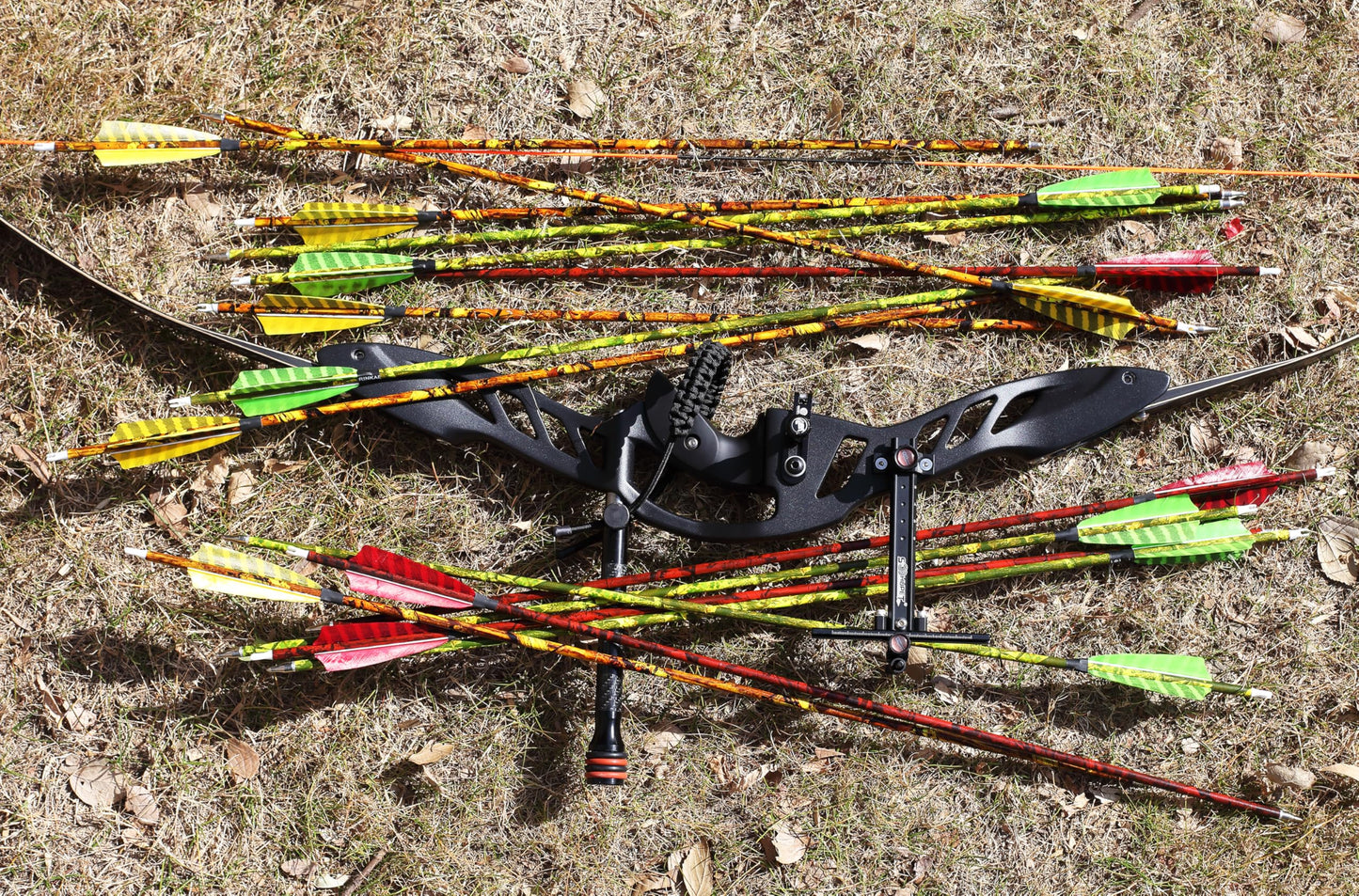 CENWTY 30 Inch Archery Carbon Arrows 500 Spine Camo Hunting Arrows with 4" Turkey Feather and Removable Tips Target Arrows for Compound Bow Recurve Bow Traditional Bow (6, Red)