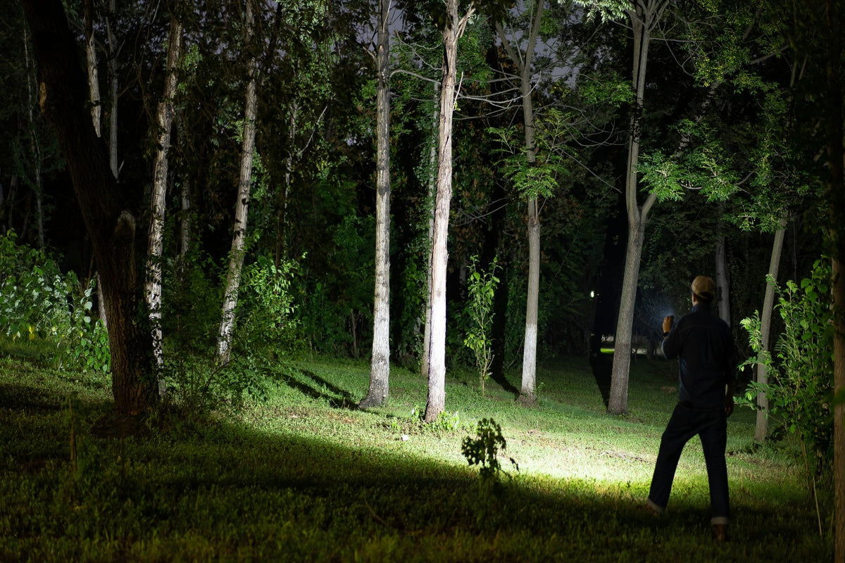 Clip-On Flashlight with Floodlight Spotlight Red Light 500 Lumens