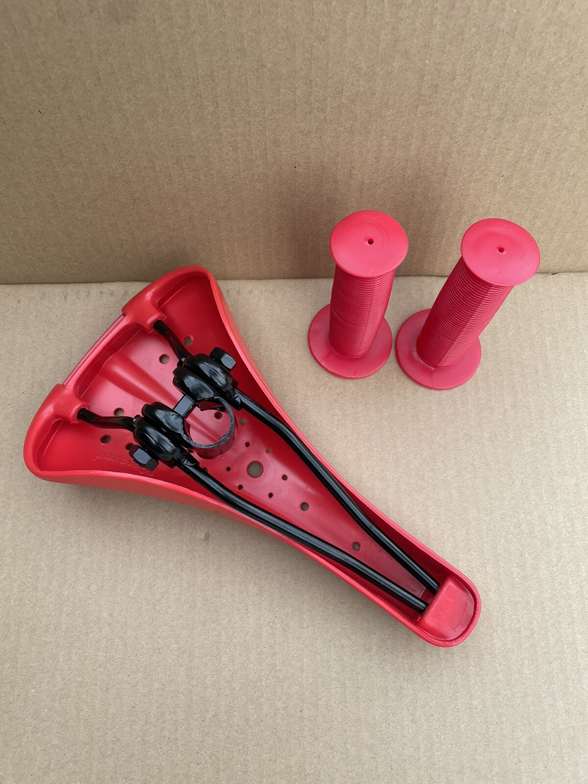 Viscount Dominator BMX Bicycle Seat with Grips - Hard Shell, Red