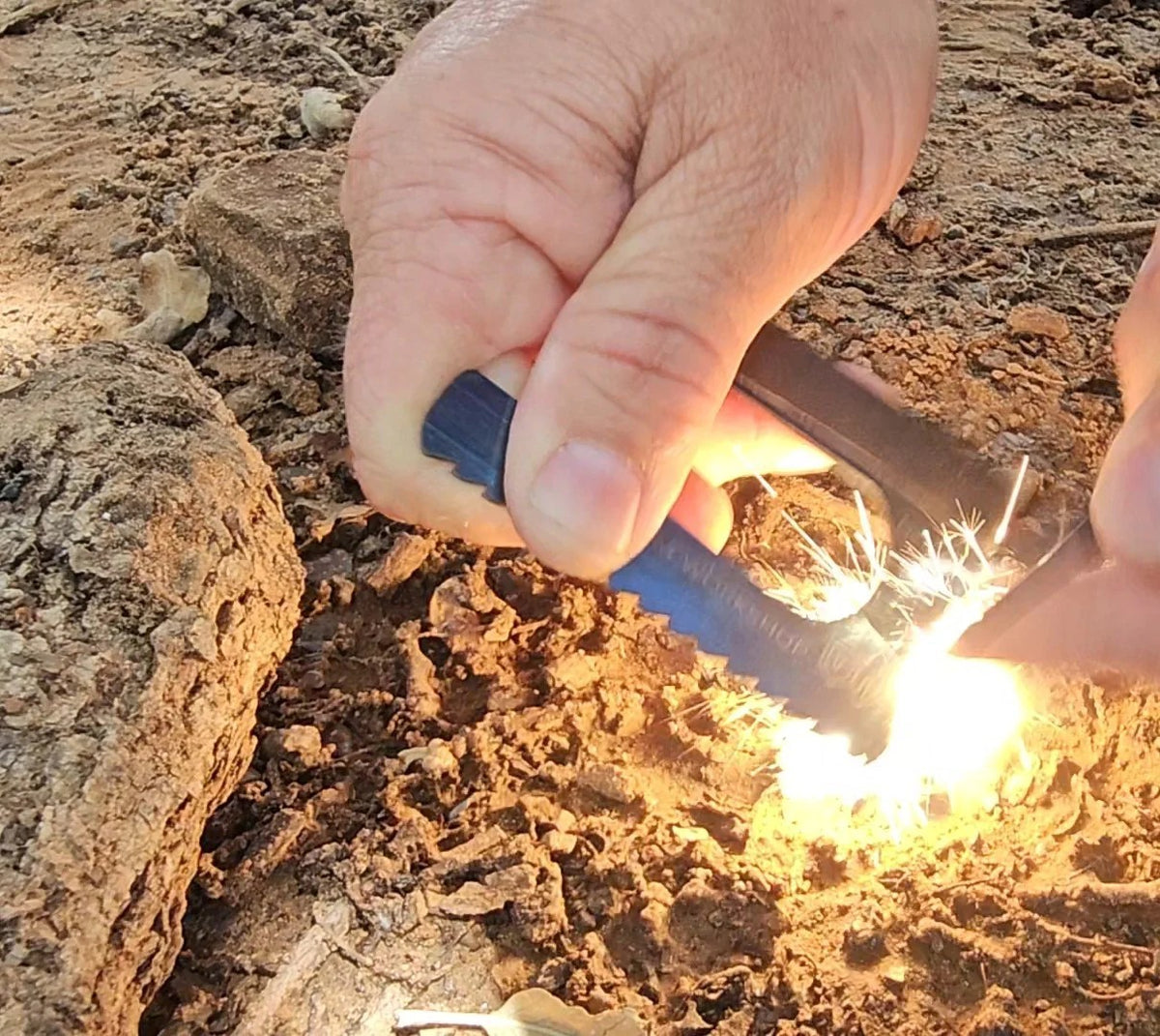 Survival Card with Ferro Rod and Saw Blade - Compact Emergency Tool