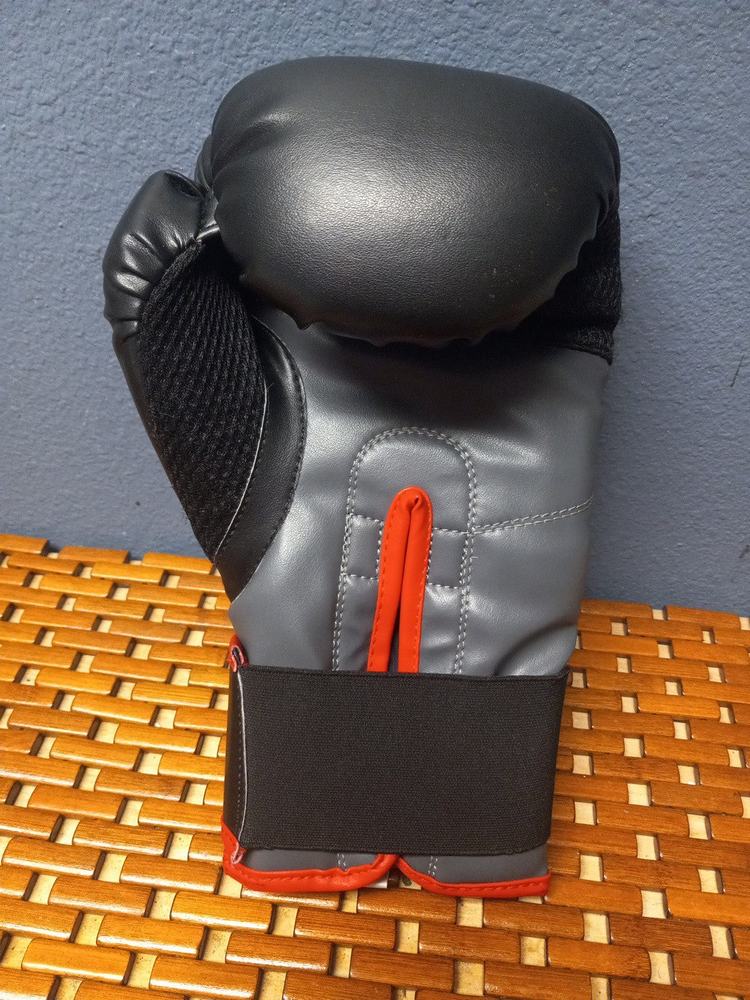 Everlast Left Hand Boxing Glove - 12 Ounces Adult Men’s Training Gear