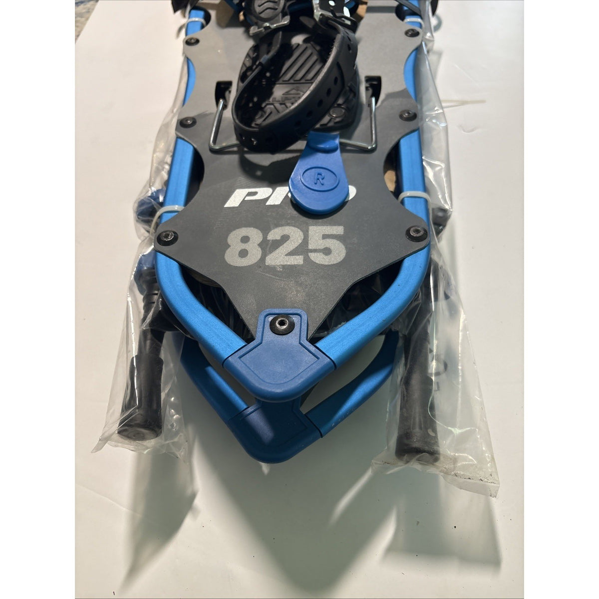 Pro Snowshoe Kit with Sawtooth Grip Poles and Carry Bag - New