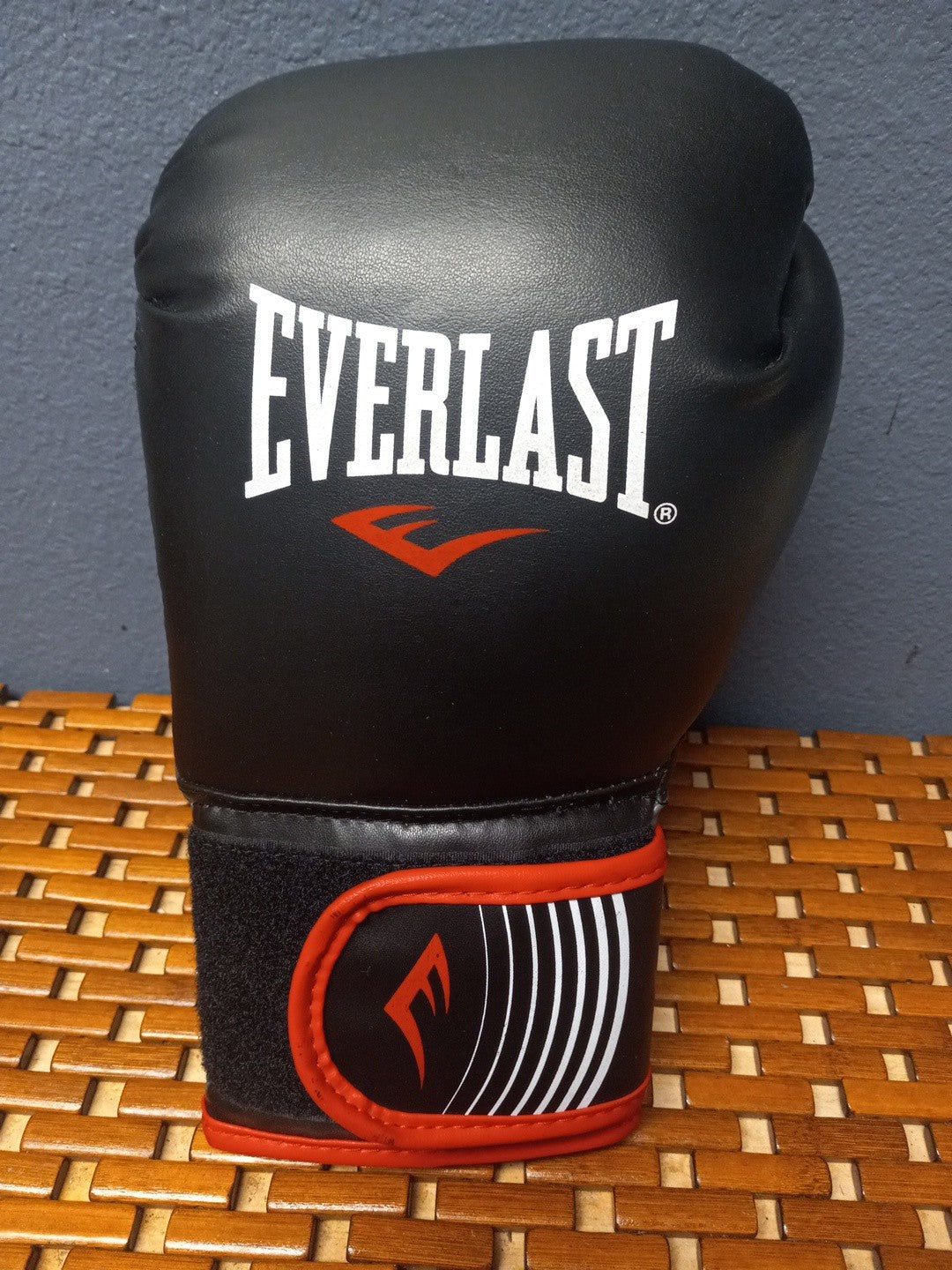 Everlast Left Hand Boxing Glove - 12 Ounces Adult Men’s Training Gear