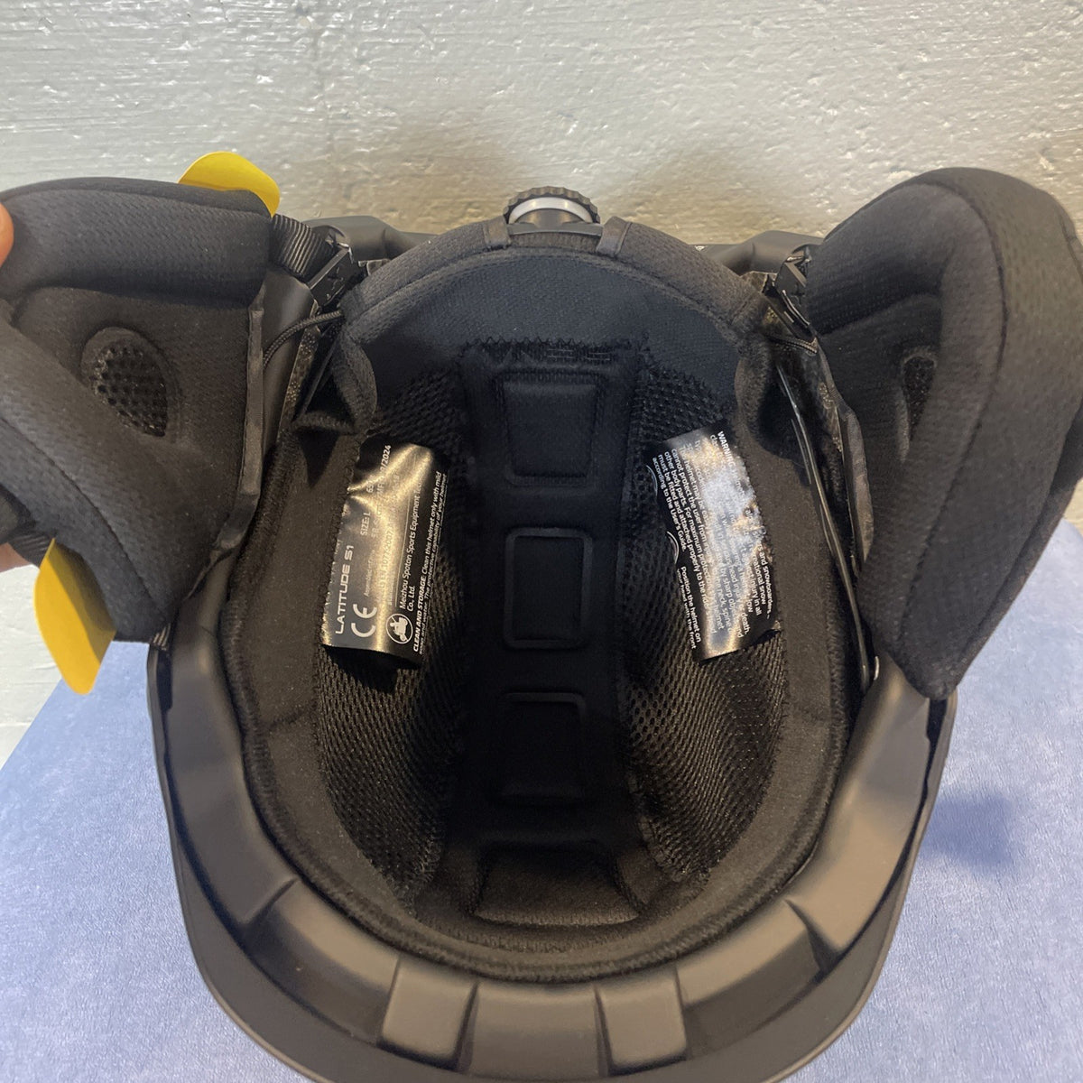Bluetooth Snow Helmet with Built-in Speakers and Microphone - Size L