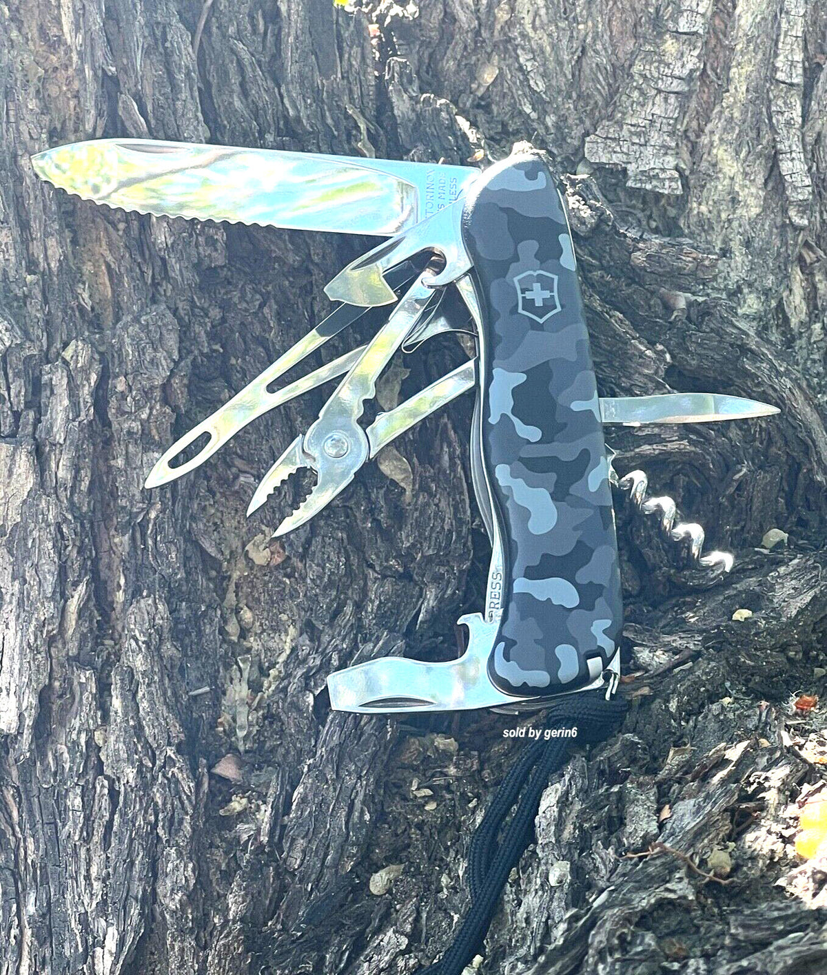 Victorinox Swiss Army Knife Skipper Lockblade Camo 18-Function Compact Multi-Tool
