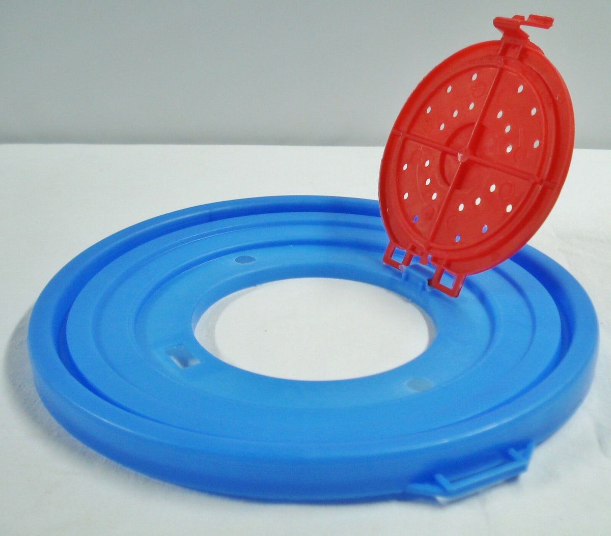 Fish Bait Bucket Lids for 5 & 6 Gallon Buckets with Aerator Bracket